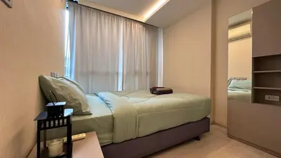 a small room with a bed with a window at Lovely Condo-BTS Thong Lo 5mins in Bangkok