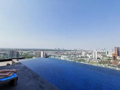 a pool on the edge of a building with a view of a city at \u7d20\u5764\u9038\u6cbf\u7ebf\u5929\u94c1\u4f0a\u5361\u9ea6\u7ad9 in Bangkok