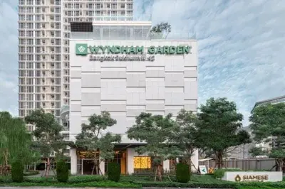 a building with a sign on the side of it at \u7d20\u5764\u9038\u6cbf\u7ebfBTS Ekkama Station in Bangkok
