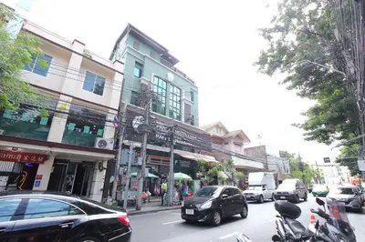 a busy city street with cars parked on the street at Super OYO 484 Pannee Residence Khaosan Sha Plus in Bangkok
