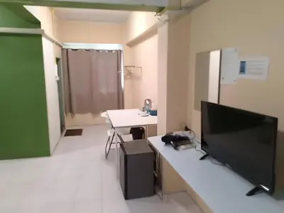 a room with a tv and a desk in a room at XX GO INN The Grand Palace - MRT Samyot Station in Bangkok