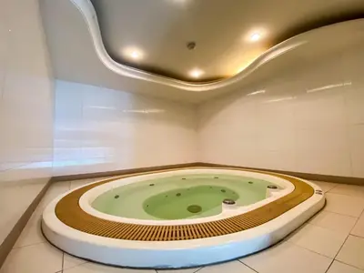 a jacuzzi tub in a room with a ceiling at Upscale Modern 2BR - Ultra Fast WiFi - BTS Asoke in Bangkok
