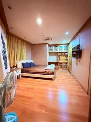 a bedroom with a bed in the middle of a room at Royal Place Apartments in Bangkok