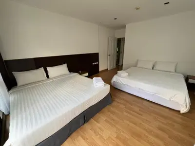 two beds in a room with white sheets at ห้องใหญ่ วิวดี กลางเมือง ใกล้บีทีเอส in Bangkok