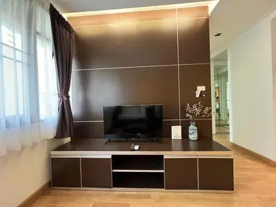a living room with a television on a wall at ห้องใหญ่ วิวดี กลางเมือง ใกล้บีทีเอส in Bangkok