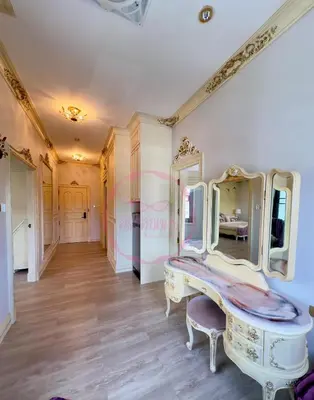 a room with a dressing table and a mirror at บ้านคุณนาย BaanKhunNaiPhaholyothin24 in Bangkok