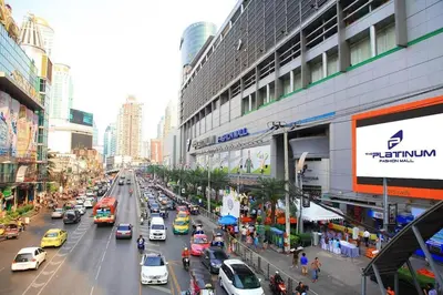 a busy city street filled with cars and buildings at Hotel Soni Mansion Pratunam in Bangkok