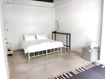 a white bedroom with a white bed in it at Yellow Place Sukhumvit Soi 2 -เยลโล เพลส สุขุมวิทซอย 2 in Bang Kapi