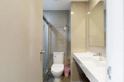 a bathroom with a toilet and a sink and a shower at \u65e0\u8fb9\u6cf3\u6c60 JODD \u591c\u5e02\u5bf9\u9762 mrt rame 9 \u6708\u79df\u4f18\u60e0 in Bangkok