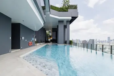 a swimming pool on the roof of a building at \u65e0\u8fb9\u6cf3\u6c60 JODD \u591c\u5e02\u5bf9\u9762 mrt rame 9 \u6708\u79df\u4f18\u60e0 in Bangkok