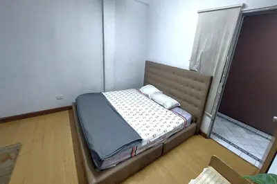 a small bedroom with a bed in a room at Sukhum Sukhumvit-Onnut Guest House in Amphoe Phra Khanong