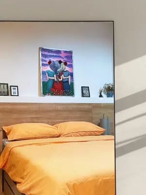 a bedroom with a bed and a painting on the wall at \u8f89\u714c\u8c61\u795e\u5e99\u5168\u914d\u5957\u8bbe\u65bd\u9ad8\u7aef\u516c\u5bd3 \u5b89\u9759\u4e0d\u4e34\u8857 \u8fd1\u5730\u94c1\u591c\u5e02 in Bangkok