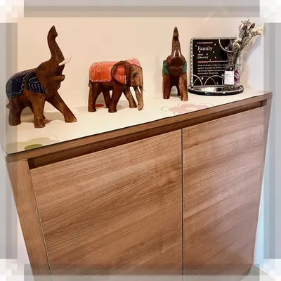 three wooden elephants on top of a cabinet at \u8f89\u714c\u8c61\u795e\u5e99\u4e3b\u8def\u5730\u94c1\u65c1 \u5168\u914d\u5957\u8bbe\u65bd\u9ad8\u7aef\u516c\u5bd3 \u7f51\u7ea2\u6253\u5361\u5730 in Bangkok