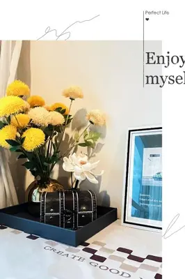 a vase filled with yellow and white flowers on a table at \u8f89\u714c\u8c61\u795e\u5e99\u4e3b\u8def\u5730\u94c1\u65c1 \u5168\u914d\u5957\u8bbe\u65bd\u9ad8\u7aef\u516c\u5bd3 \u7f51\u7ea2\u6253\u5361\u5730 in Bangkok