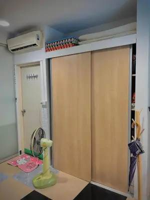 a room with a sliding door and a fan at Condo with Pool View & Great Amenities Bangkok in Sathani Ban Hua Mak