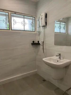 a white bathroom with a sink and a mirror at Near Airport 2nd room for 2,8K & 3rd for 1,8K & 4th only 300B INBOX! in Sathani Ban Hua Mak