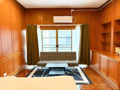 a living room with a couch and a window at xx Stay On Sukhumvit Soi 11 BTS Nana - สเตย์ออน สุขุมวิท 11 รถไฟฟ้านานา in Makkasan