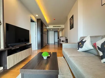 a living room with a couch and a tv at Central Living Ploenchit in Bang Kapi