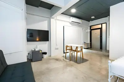 a living room with a table and a tv at xx Yellow Place Sukhumvit Soi 2 BTS Nana - เยลโล เพลส สุขุมวิท ซอย 2 บีทีเอส นานา in Bang Kapi