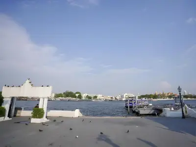 a dock with a boat in a body of water at xx GO INN Siriraj BKK - โกอินน์ โรงพยาบาล ศิริราช in Bangkok Noi