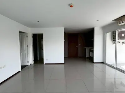 an empty room with white walls and white tile floors at Lummpni palace in Ban Bang Toei (1)