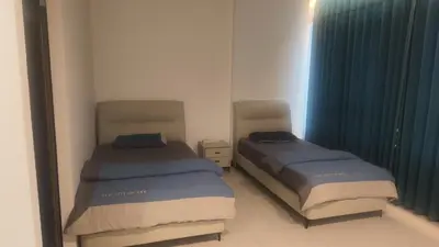 a bedroom with two beds and a window at \u62c9\u739b\u4e5d\u6e29\u99a8\u7684\u5bb6 in Bangkok