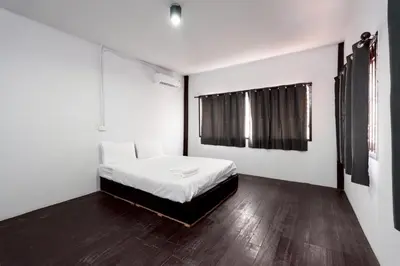 a bedroom with a bed with white sheets and a window at xx Mitr Inn Khaosan มิตร อินน์ ตรอกข้าวสาร in Bangkok