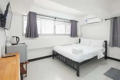 a bedroom with a bed and a television in it at GO Inn Rama 3 BKK - โกอินน์ พระราม 3 in Bang Khlo