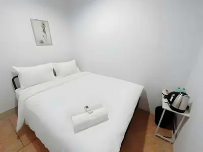 a white bed in a white room with a white bed sidx sidx at XX The Hidden Khaosan - เดอะฮิดเด้นถนนข้าวสาร รามบุตรี in Bangkok