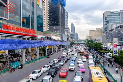 a busy city street filled with lots of cars at XX Wish Inn Chidlom V - วิชช์อินน์ ชิดลม in Pratunam