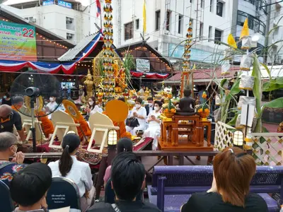 a crowd of people watching a festival in a city at Leelawadee Modern Resort Huaykwang - ลีลาวดี ห้วยขวาง in Bangkok