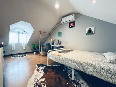 a attic room with two beds and a desk at \u66fc\u8c37\u5510\u4eba\u8857\u4e09\u5c42\u72ec\u680b\u6d0b\u697c24\u5c0f\u65f6\u81ea\u52a9\u5165\u4f4f in Bangkok