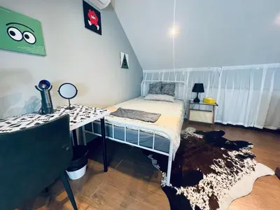 a bedroom with a bunk bed and a table with a desk at \u66fc\u8c37\u5510\u4eba\u8857\u4e09\u5c42\u72ec\u680b\u6d0b\u697c24\u5c0f\u65f6\u81ea\u52a9\u5165\u4f4f in Bangkok