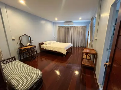 a small room with two beds and a mirror at Saen Saran property in Sathani Bang Ramat