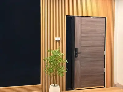 a plant sitting in front of a door at \u8c6a\u534e\u5e02\u4e2d\u5fc3\u8054\u6392\u522b\u5885-\u66b9\u7f57\u767e\u4e3d\u5bab-siam in Pratunam