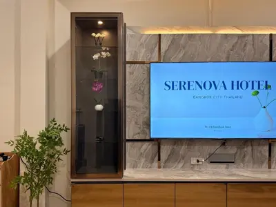a large screen television on a wall in a room at \u8c6a\u534e\u5e02\u4e2d\u5fc3\u8054\u6392\u522b\u5885-\u66b9\u7f57\u767e\u4e3d\u5bab-siam in Pratunam