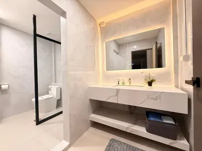 a bathroom with a sink and a mirror at \u8c6a\u534e\u5e02\u4e2d\u5fc3\u8054\u6392\u522b\u5885-\u66b9\u7f57\u767e\u4e3d\u5bab-siam in Pratunam