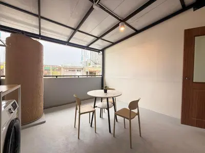 a kitchen with a table and chairs and a window at \u8c6a\u534e\u5e02\u4e2d\u5fc3\u8054\u6392\u522b\u5885-\u66b9\u7f57\u767e\u4e3d\u5bab-siam in Pratunam
