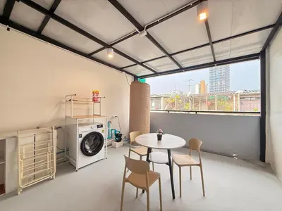 a room with a table and chairs and a washing machine at \u8c6a\u534e\u5e02\u4e2d\u5fc3\u8054\u6392\u522b\u5885-\u66b9\u7f57\u767e\u4e3d\u5bab-siam in Pratunam