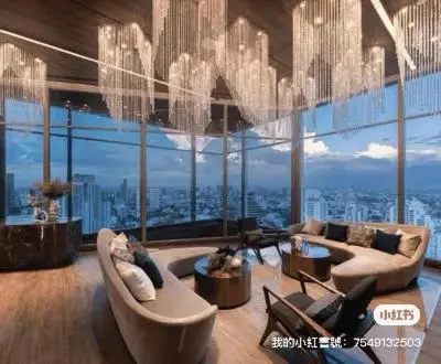 a living room with couches and a large window at Ekkamai \u65e5\u5f0f\u5962\u83ef\u79c1\u4eba\u516c\u5bd3 in Bangkok