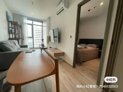 a living room with a table and a couch at Ekkamai \u65e5\u5f0f\u5962\u83ef\u79c1\u4eba\u516c\u5bd3 in Bangkok