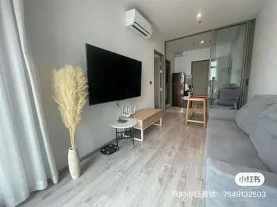 a living room with a flat screen tv on a wall at Ekkamai \u65e5\u5f0f\u5962\u83ef\u79c1\u4eba\u516c\u5bd3 in Bangkok