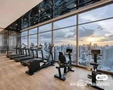 a gym with a view of a city at Ekkamai \u65e5\u5f0f\u5962\u83ef\u79c1\u4eba\u516c\u5bd3 in Bangkok