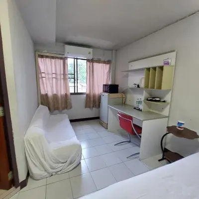 a small room with a bed and a desk at BaanSathorn21 in Bangkok