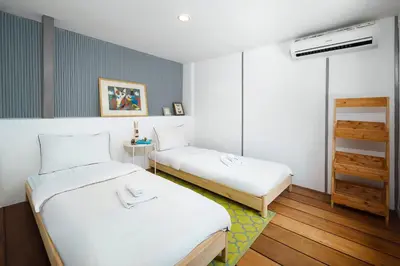 a room with two beds in a room at Large BTS 10 min 2King+Twin FastWiFi SelfCheckin in Bang Rak
