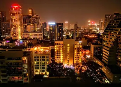a city skyline at night with lit up buildings at คอนโดสุขุมวิทสวีท เรียบหรู อบอุ่น ครบครัน in Makkasan