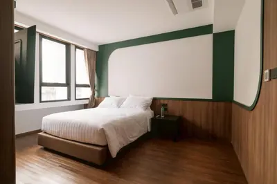a bedroom with a bed and a large window at กรุงไทย โฮสเทล สเตชั่น in Thonhuri