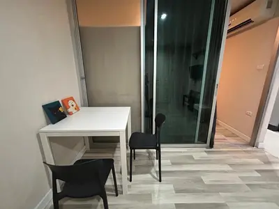a desk and chairs in a room with a shower at Secret Pastel Room Laksi Donmuang Airport ห้องลับพาสเทลหลักสี่สนามบินดอนเมือง in Lak Si