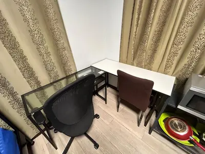 a room with a desk and a chair and a table at Wewash Room Laksi - Donmuang Airport ห้องวีวอช หลักสี่ -สนามบินดอนเมือง in Thung Si Kan
