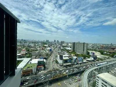 a view of a city with traffic on a highway at Sky View at The Parkland Ngamwongwan-Khae Rai by Orn in Nonthaburi